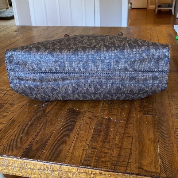 Michael Kors Jet Set Travel Large Logo Tote Brown/Tan Gold Hardware EUC - Picture 4 of 7